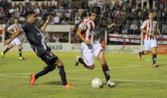 Foto de la galería: Con más garra que fútbol, Guaraní ganó y es puntero de su zona