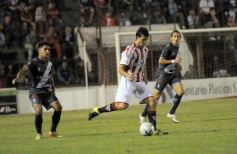Foto de la galería: Con más garra que fútbol, Guaraní ganó y es puntero de su zona