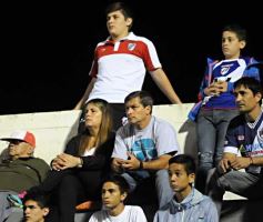 Foto de la galería: Con más garra que fútbol, Guaraní ganó y es puntero de su zona