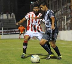 Foto de la galería: Con más garra que fútbol, Guaraní ganó y es puntero de su zona