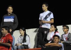 Foto de la galería: Con más garra que fútbol, Guaraní ganó y es puntero de su zona