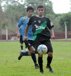 Foto de la galería: El Brete derrotó a Itatí y es líder