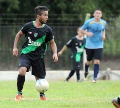 Foto de la galería: El Brete derrotó a Itatí y es líder