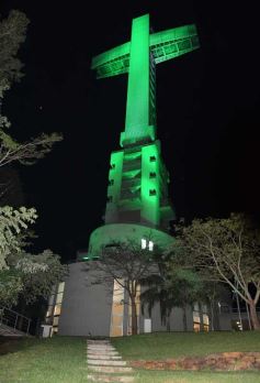 Foto de la galería: La Cruz de Santa Ana, de verde para conmemorar el Día de la Tierra