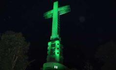 Foto de la galería: La Cruz de Santa Ana, de verde para conmemorar el Día de la Tierra