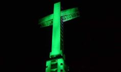 Foto de la galería: La Cruz de Santa Ana, de verde para conmemorar el Día de la Tierra