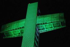 Foto de la galería: La Cruz de Santa Ana, de verde para conmemorar el Día de la Tierra