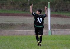 Foto de la galería: El Brete derrotó a Villa Cabello y se consolida en la punta