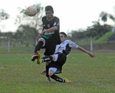 Foto de la galería: El Brete derrotó a Villa Cabello y se consolida en la punta