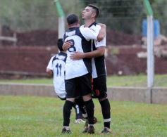 Foto de la galería: El Brete derrotó a Villa Cabello y se consolida en la punta
