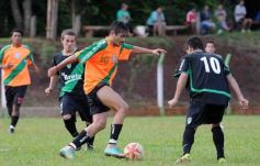 Foto de la galería: El Brete derrotó a Villa Cabello y se consolida en la punta