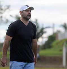 Foto de la galería: El Brete derrotó a Villa Cabello y se consolida en la punta