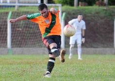 Foto de la galería: El Brete derrotó a Villa Cabello y se consolida en la punta