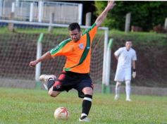 Foto de la galería: El Brete derrotó a Villa Cabello y se consolida en la punta