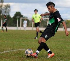 Foto de la galería: El Brete derrotó a Villa Cabello y se consolida en la punta