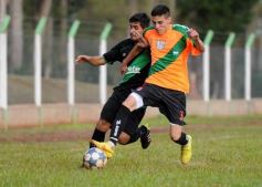 Foto de la galería: El Brete derrotó a Villa Cabello y se consolida en la punta