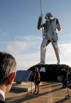 Foto de la galería: Legisladores descubrieron una placa en el monumento de Andrés Guacurarí