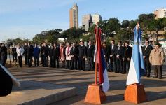 Foto de la galería: Legisladores descubrieron una placa en el monumento de Andrés Guacurarí