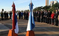 Foto de la galería: Legisladores descubrieron una placa en el monumento de Andrés Guacurarí