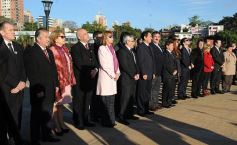 Foto de la galería: Legisladores descubrieron una placa en el monumento de Andrés Guacurarí