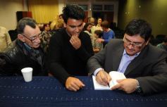 Foto de la galería: Marcelo Galeano presentó su libro "La Puerta Azul"