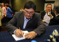 Foto de la galería: Marcelo Galeano presentó su libro "La Puerta Azul"