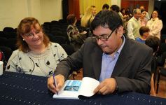 Foto de la galería: Marcelo Galeano presentó su libro "La Puerta Azul"