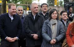 Foto de la galería: Los funcionarios, cerca de la gente, en otro operativo del PAS