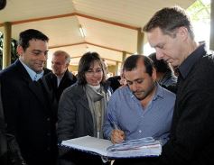 Foto de la galería: Los funcionarios, cerca de la gente, en otro operativo del PAS
