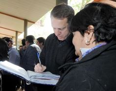 Foto de la galería: Los funcionarios, cerca de la gente, en otro operativo del PAS