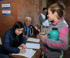 Foto de la galería: Los funcionarios, cerca de la gente, en otro operativo del PAS