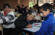 Foto de la galería: Los funcionarios, cerca de la gente, en otro operativo del PAS