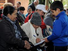 Foto de la galería: Los funcionarios, cerca de la gente, en otro operativo del PAS
