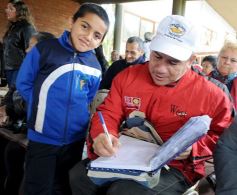 Foto de la galería: Los funcionarios, cerca de la gente, en otro operativo del PAS