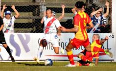 Foto de la galería: Traspié de Guaraní ante Sarmiento en Villa Sarita