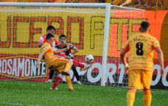 Foto de la galería: Crucero cayó en casa ante Atlético Paraná