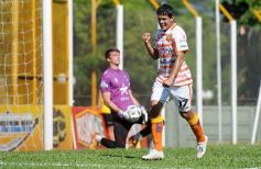 Foto de la galería: El Colectivero salió del fondo de la tabla con una goleada