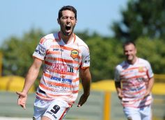 Foto de la galería: El Colectivero salió del fondo de la tabla con una goleada