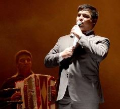 Foto de la galería: Baile, canto y emoción en la segunda noche del Festival del Litoral