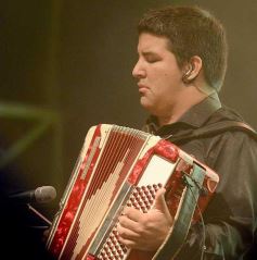 Foto de la galería: Baile, canto y emoción en la segunda noche del Festival del Litoral