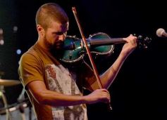 Foto de la galería: Baile, canto y emoción en la segunda noche del Festival del Litoral