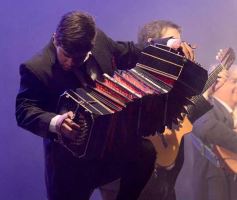 Foto de la galería: Baile, canto y emoción en la segunda noche del Festival del Litoral