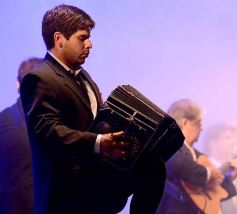 Foto de la galería: Baile, canto y emoción en la segunda noche del Festival del Litoral
