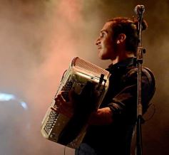 Foto de la galería: Baile, canto y emoción en la segunda noche del Festival del Litoral