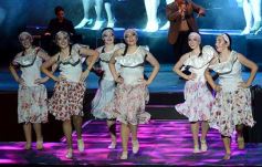 Foto de la galería: Baile, canto y emoción en la segunda noche del Festival del Litoral