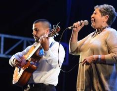 Foto de la galería: Baile, canto y emoción en la segunda noche del Festival del Litoral