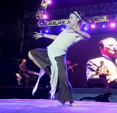 Foto de la galería: Baile, canto y emoción en la segunda noche del Festival del Litoral