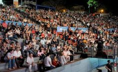 Foto de la galería: Baile, canto y emoción en la segunda noche del Festival del Litoral
