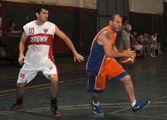 Foto de la galería: 2 de Abril confirmó su excelente momento ante Brown en Villa Urquiza