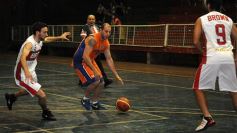 Foto de la galería: 2 de Abril confirmó su excelente momento ante Brown en Villa Urquiza